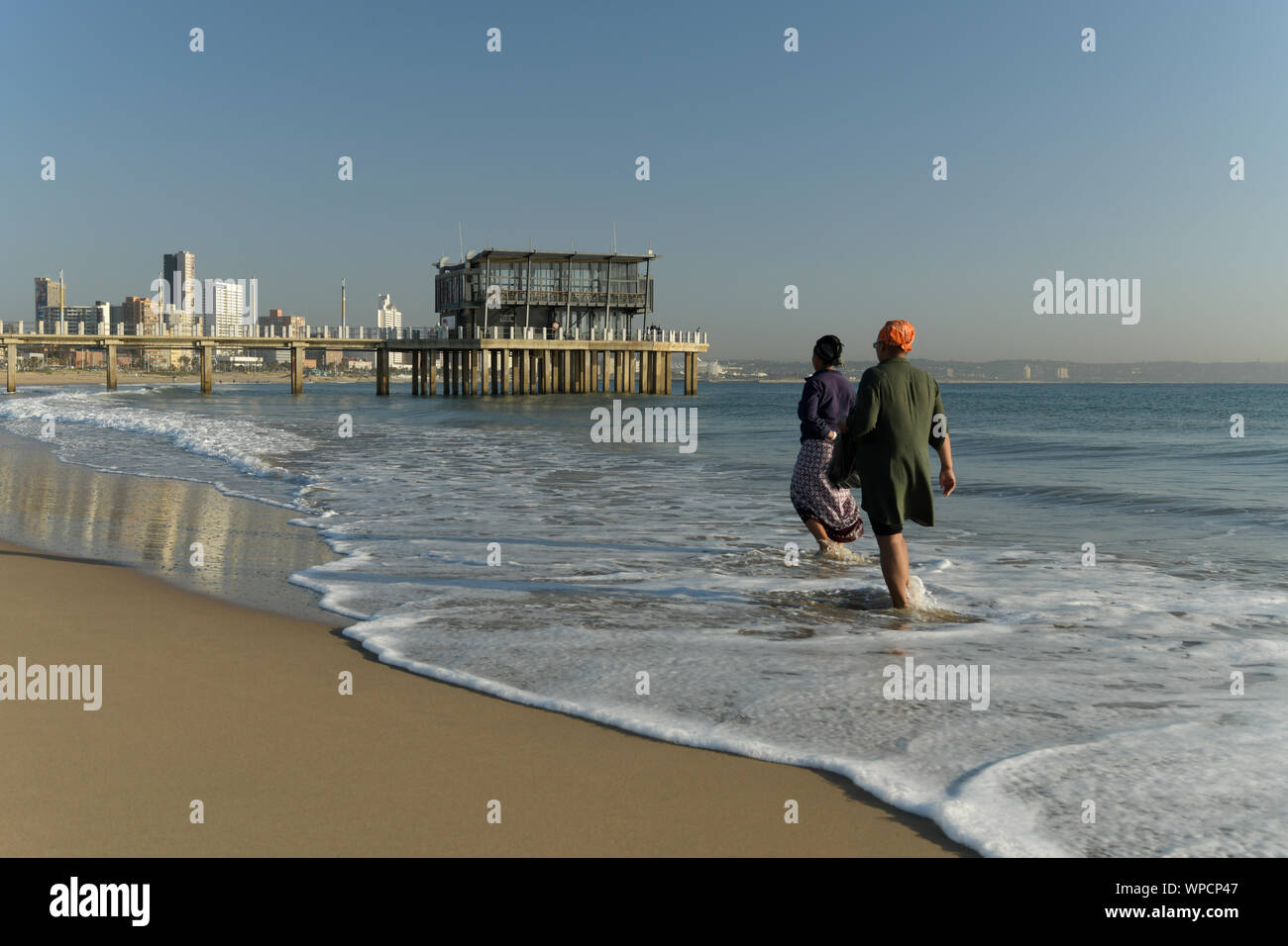 Durban, Afrique du Sud, deux femmes marchant sur la plage tôt le matin, Ushaka jetty, paysage, personnage, le mouvement, l'arrière-plan, des paysages africains Banque D'Images