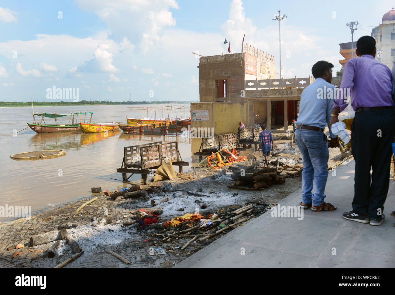 Une crémation ghat de Varanasi, Inde. Banque D'Images Une crémation ghat de Varanasi, Inde. Banque D'Images