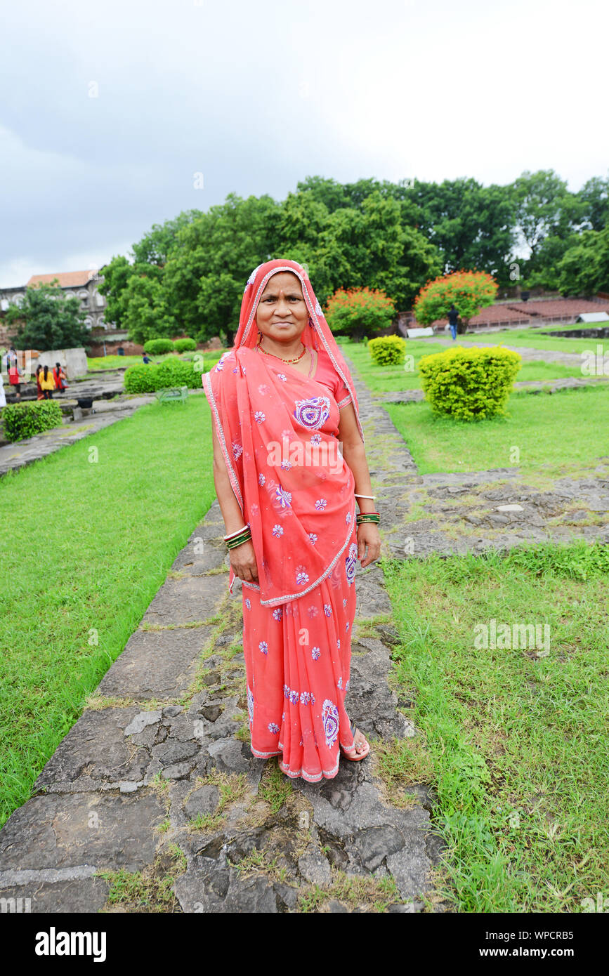 Une femme indienne portant un sari traditionnel à la forteresse Shaniwar Wada à Pune, en Inde. Banque D'Images