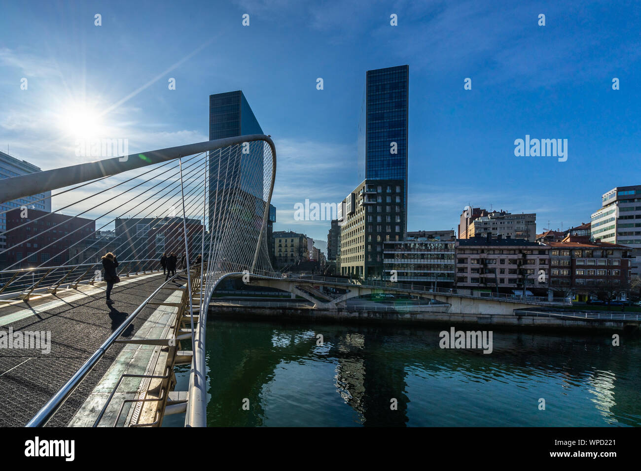 Pont Zubizuri et gratte-ciel Isozaki Atea à Bilbao, Pays Basque, Espagne Banque D'Images