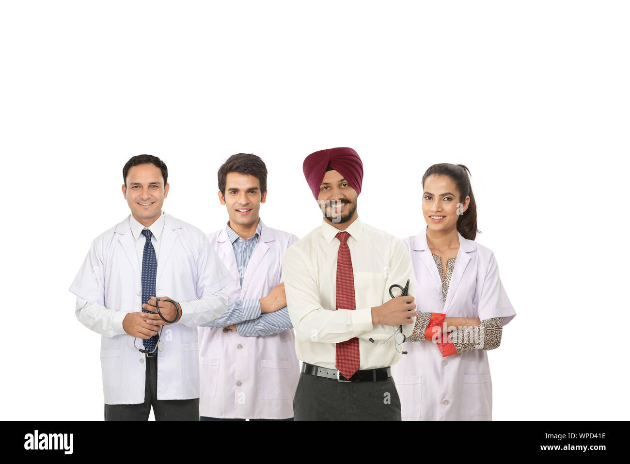 Portrait d'un groupe de médecins confiants debout ensemble Banque D'Images