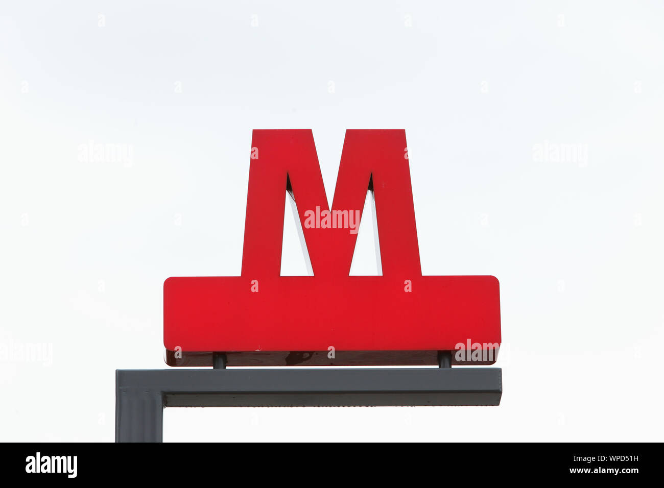Copenhague, Danemark - septembre 4, 2019 : Le logo du système de métro de Copenhague à l'extérieur de la station. Banque D'Images
