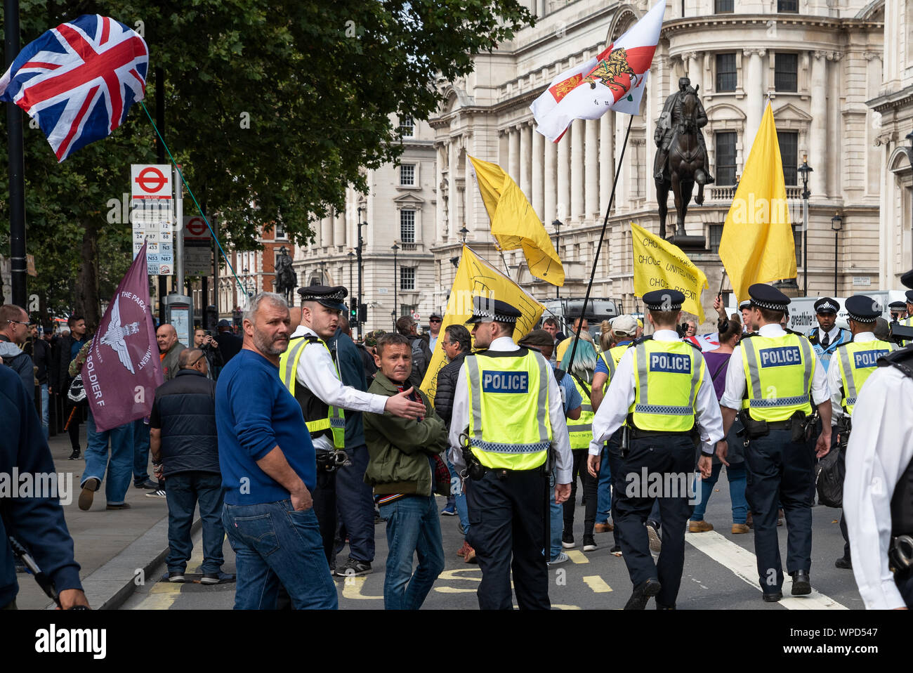 Londres, Royaume-Uni. 7 septembre 2019. Exiger la démocratie Johnson Out - Arrêter le coup d'état de démonstration. Les manifestants massés dans Whitehall aux portes de Downing Street. Rencontré sur la police et d'escorte des militants de droite gilet jaune loin de Whitehall. Hébergé par une autre Europe est possible, le Parti Vert d'Angleterre et du Pays de Galles, l'élan, arrêter de Trump, Owen Jones et du travail pour une Europe socialiste. Crédit : Stephen Bell/Alamy Banque D'Images