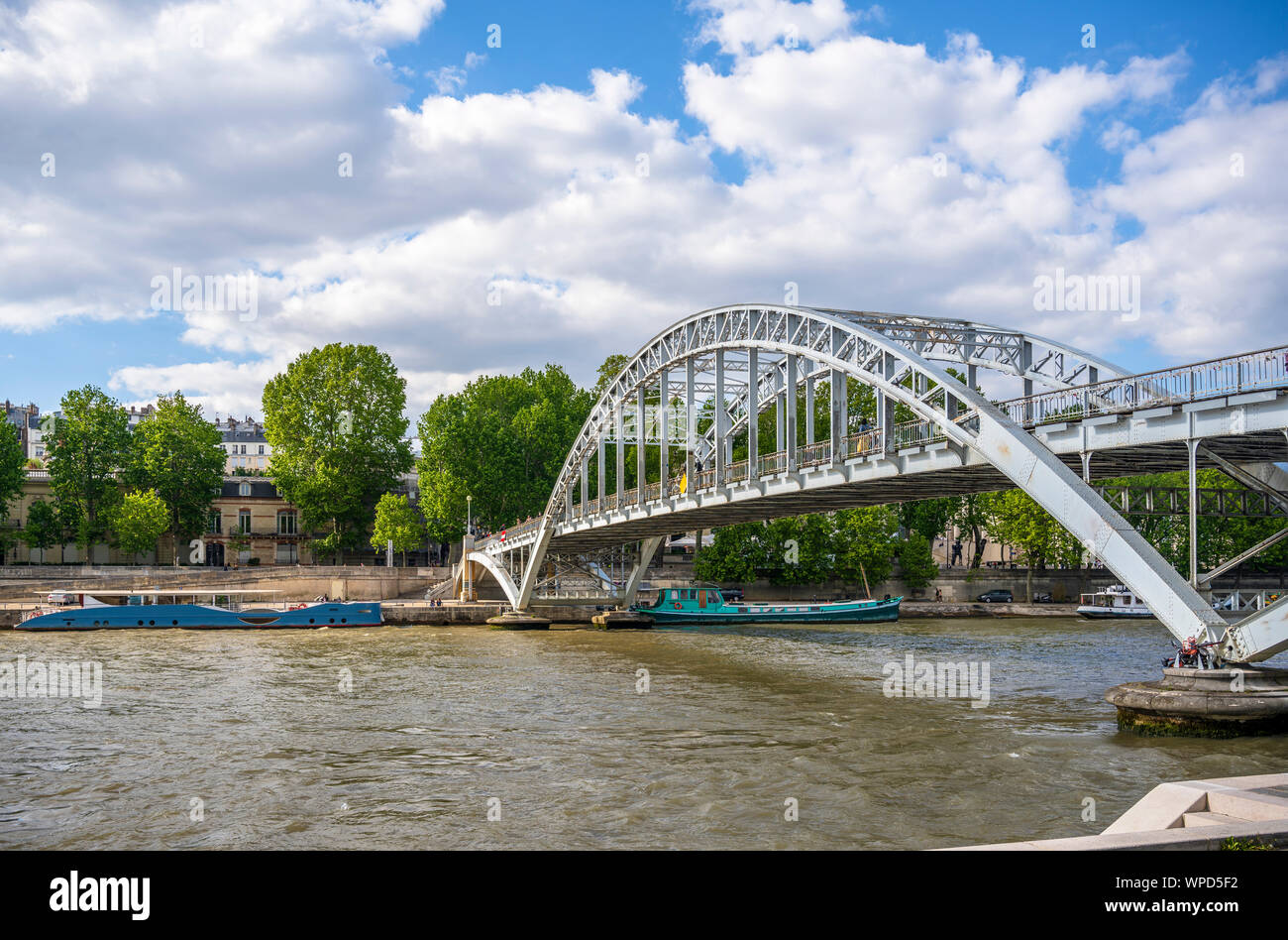 Arch truss pont structurels sur la Seine à Paris connexion de rues de la ville divisée par la rivière et aussi une sorte d'art de l'ingénierie Banque D'Images