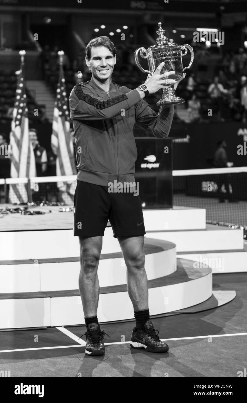 New York, NY - 8 septembre 2019 : Rafael Nadal (Espagne) après avoir remporté le trophée pose avec mens match final à US Open Championships contre Daniil Medvedev (Russie) à Billie Jean King National Tennis Center Banque D'Images