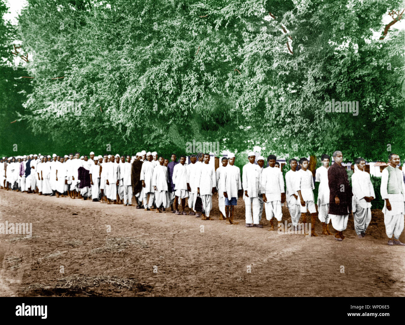 Les gens à Khadi s'habillent le premier jour de sel Satyagraha, agitation de sel, Gujarat, Inde, Asie, Indien, asiatique, 12 mars 1930, ancienne image vintage 1900s Banque D'Images