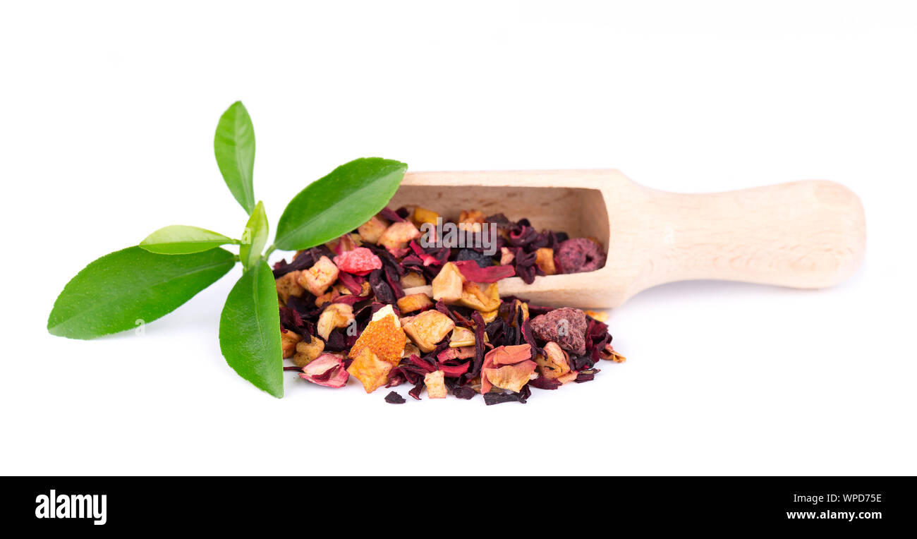 Plateau de fruits avec hibiscus, pomme, framboise, pétales de rose et de chien-rose, isolé sur fond blanc. Banque D'Images