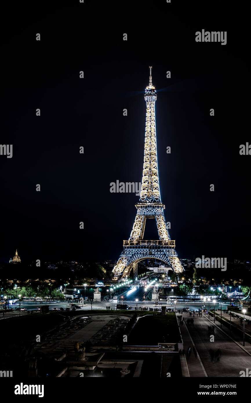 La fierté des Parisiens, la Tour Eiffel avec des lumières scintillantes comme un phare s'élève au-dessus des villes et montre le chemin pour les touristes du t Banque D'Images
