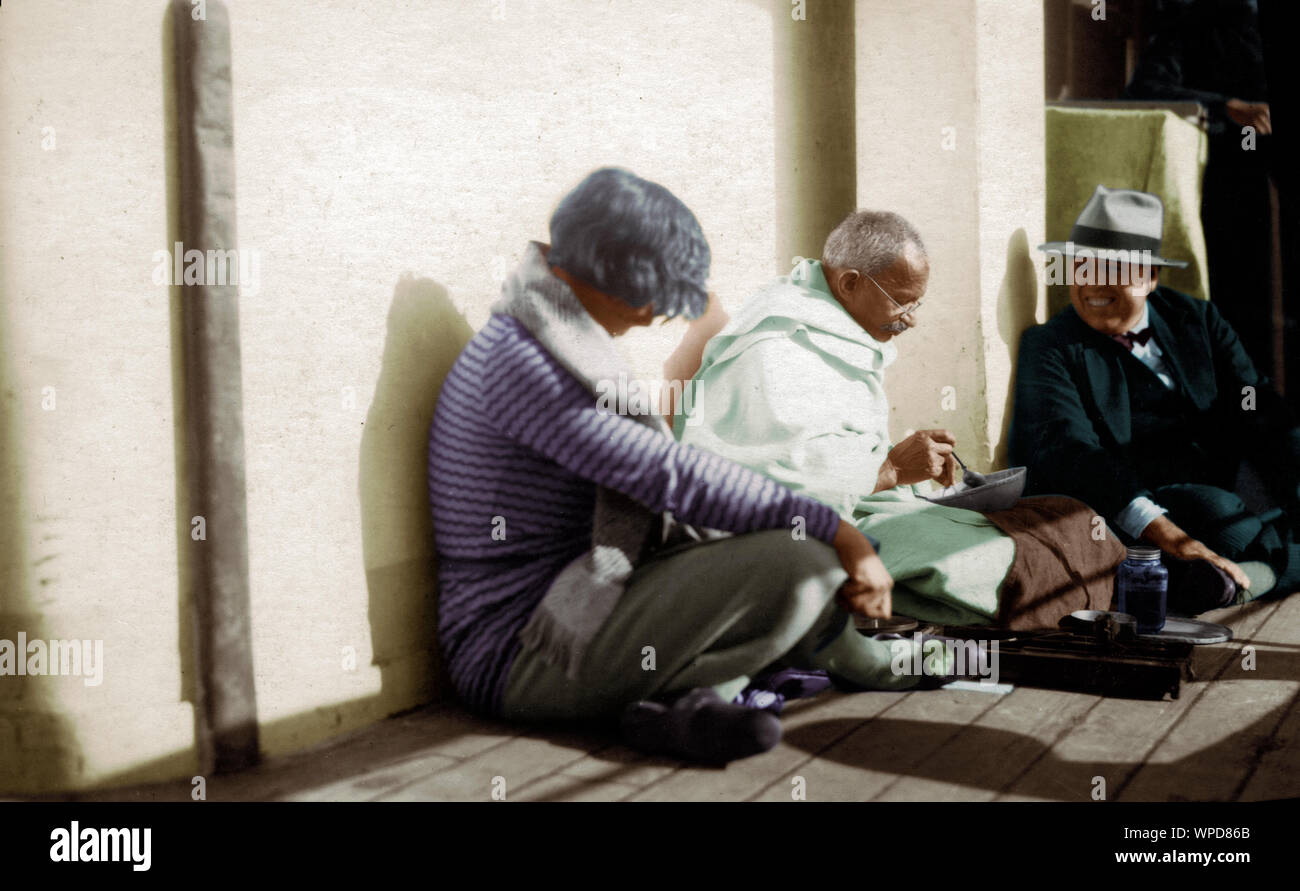 Mahatma Gandhi assis avec Yvonne et Edmond Privat à Lausanne, Suisse, le 8 décembre 1931 Banque D'Images