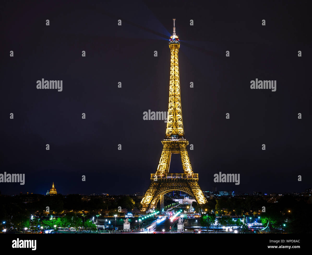 La fierté des Parisiens, la Tour Eiffel avec des lumières scintillantes comme un phare s'élève au-dessus des villes et montre le chemin pour les touristes du t Banque D'Images