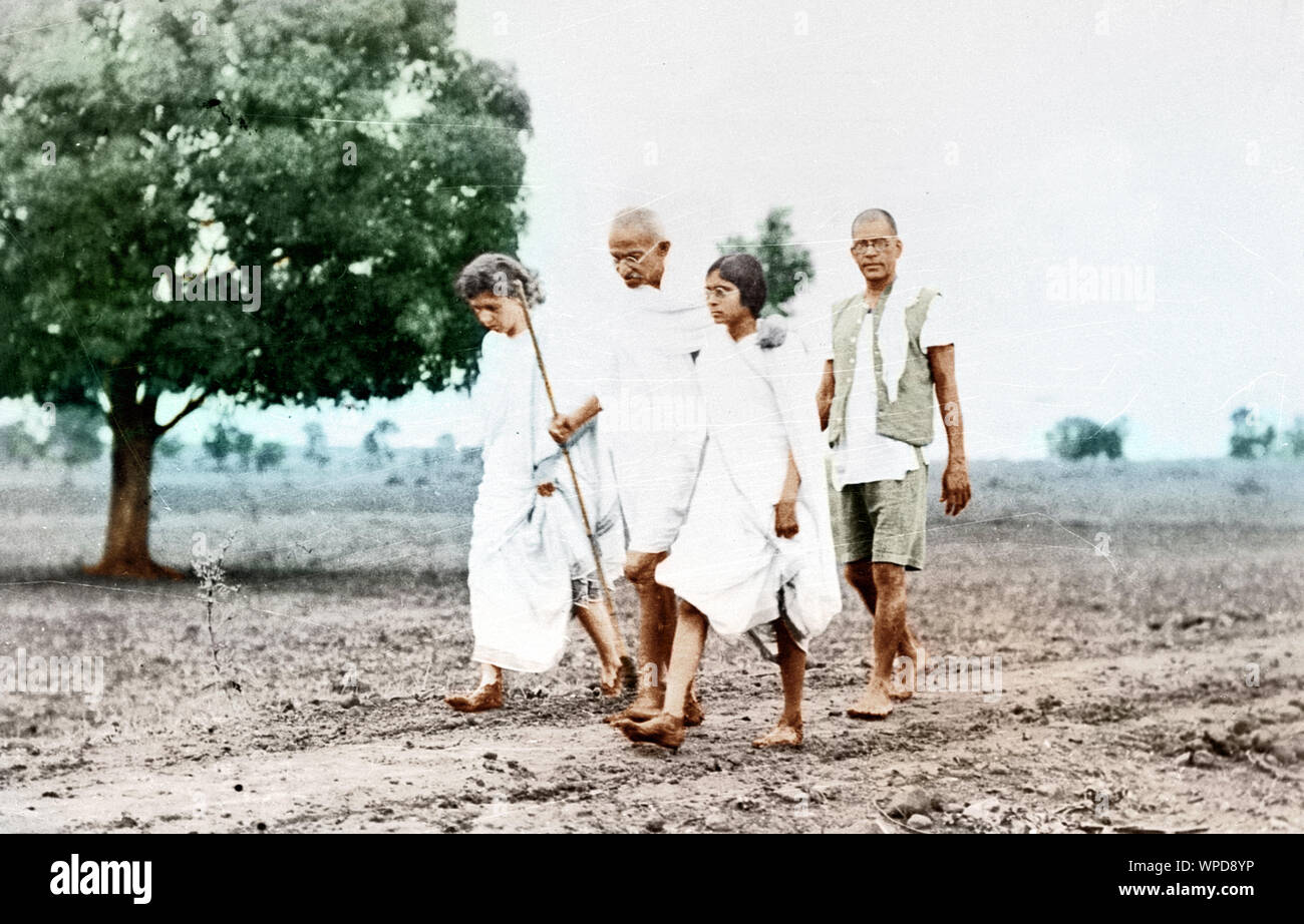 Mahatma Gandhi et associés sur sa promenade quotidienne, Wardha, Maharashtra, Inde, Asie, novembre 1933 Banque D'Images