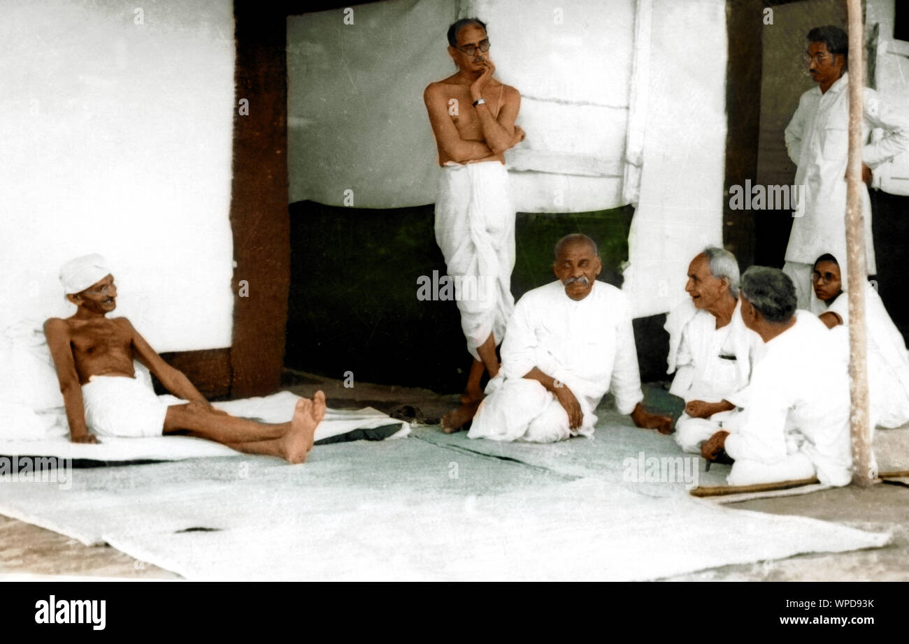 Mahatma Gandhi avec ses associés de la peste Borsad camp de secours, Gujarat, Inde, Asie, 25 mai 1935 Banque D'Images