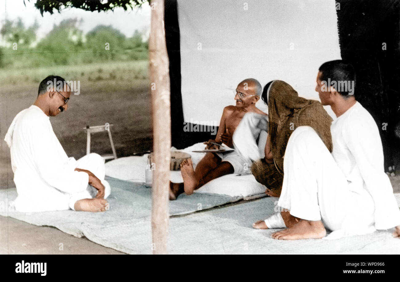Mahatma Gandhi avec associates à Borsad camp de secours de peste, Gujarat, Inde, Asie, 25 mai 1935 Banque D'Images