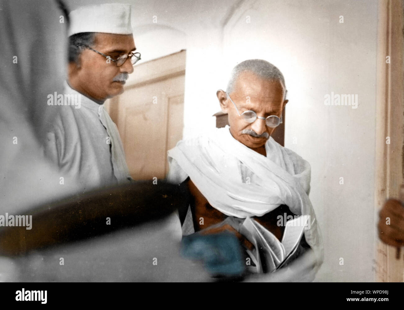 Mahatma Gandhi parle avec Mahadev Desai, Wardha, Maharashtra, Inde, Asie, janvier 1936 Banque D'Images