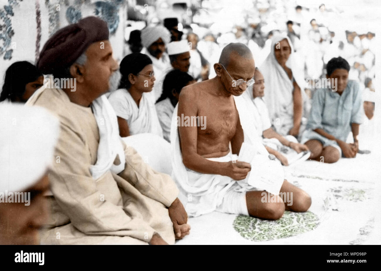Mahatma Gandhi sur scène à lire des notes, Nagpur, Maharashtra, Inde, Asie, 24 avril, 1936 Banque D'Images