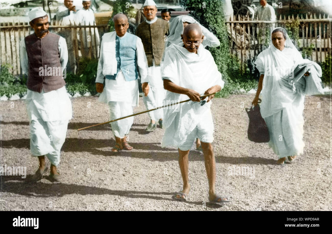Mahatma Gandhi arrivant Sevagram à assister à la réunion du Comité de travail, Wardha, Inde, Asie, Juin 1936 Banque D'Images