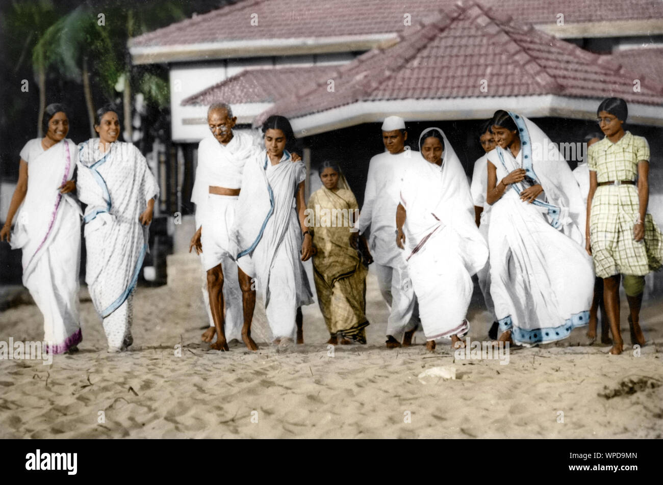 Le Mahatma Gandhi et le Dr Sushila Nayar à Juhu Beach, Bombay, Inde, Asie, Décembre 1937 Banque D'Images