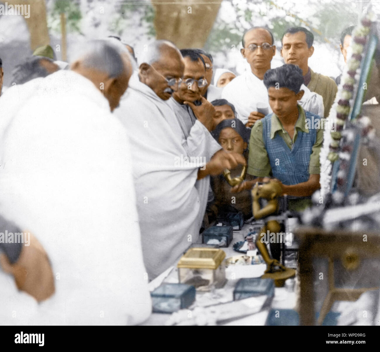 Mahatma Gandhi observant minutieusement reliques, Calcutta, Bengale occidental, Inde, Asie, 1937 Banque D'Images
