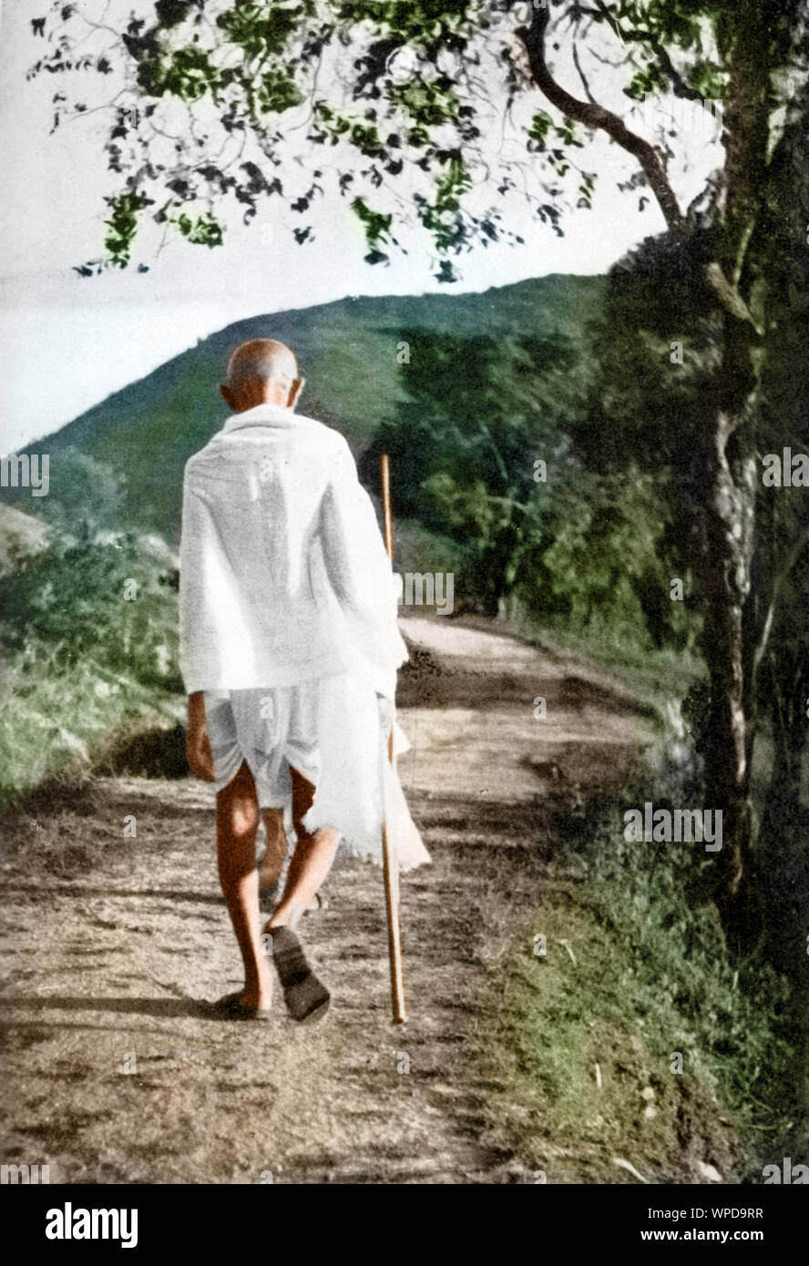 Mahatma Gandhi marche avec bâton, Inde, 1937, ancienne image vintage 1900s Banque D'Images