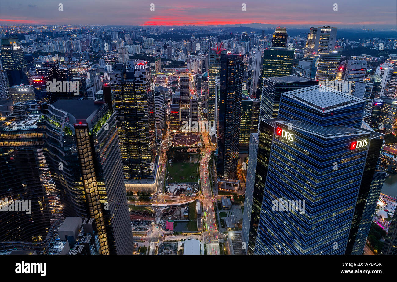 Les bâtiments d'architecture moderne vue aérienne éclairée de nuit situé au cœur du centre financier, Singapour Banque D'Images