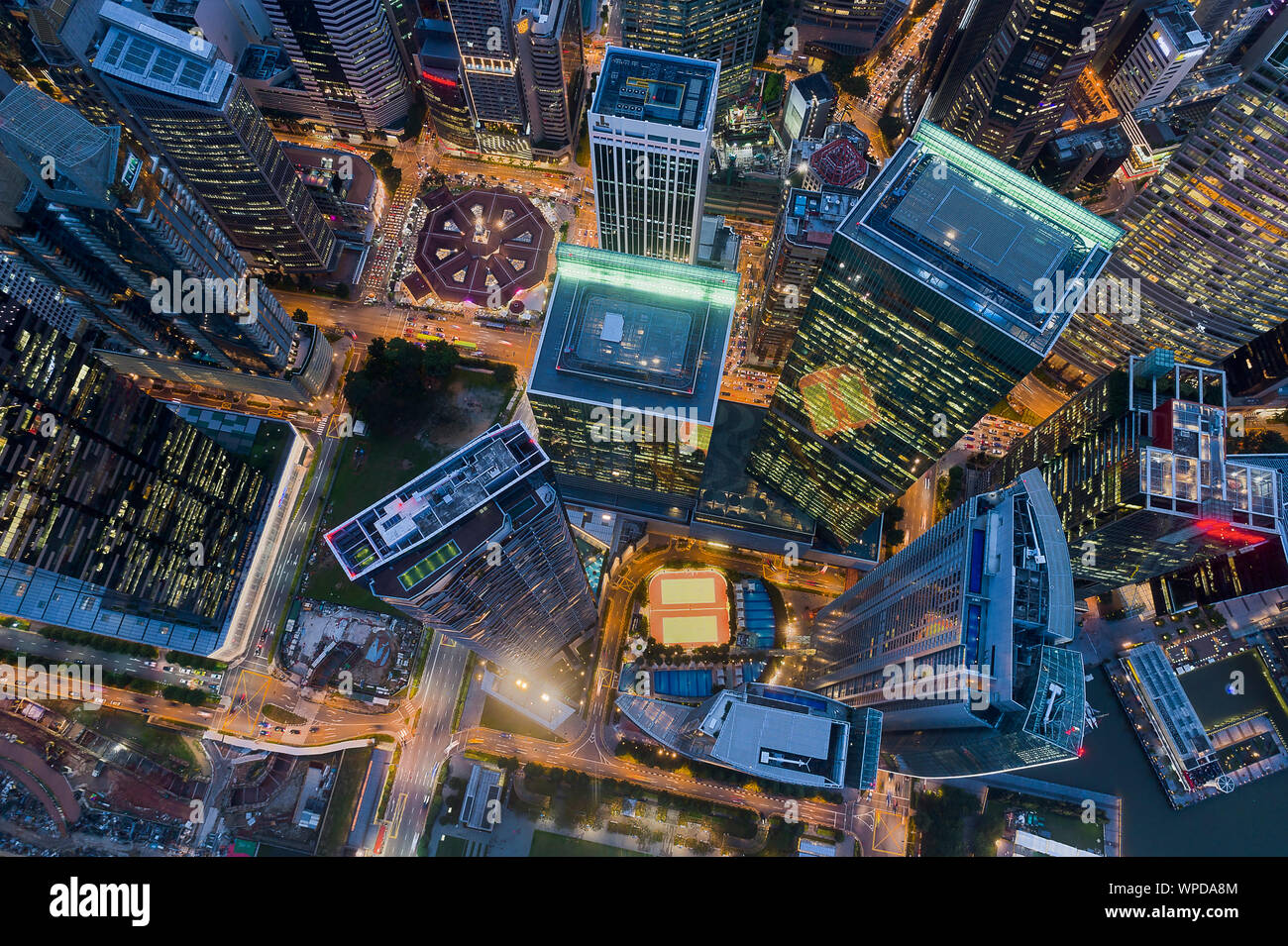 Les bâtiments d'architecture moderne vue aérienne éclairée de nuit situé au cœur du centre financier, Singapour Banque D'Images