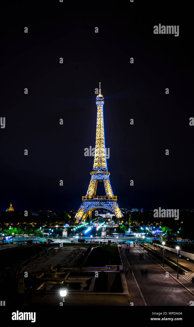 La fierté des Parisiens, la Tour Eiffel avec des lumières scintillantes comme un phare s'élève au-dessus de la ville et montre le chemin pour les touristes de partout dans le Banque D'Images