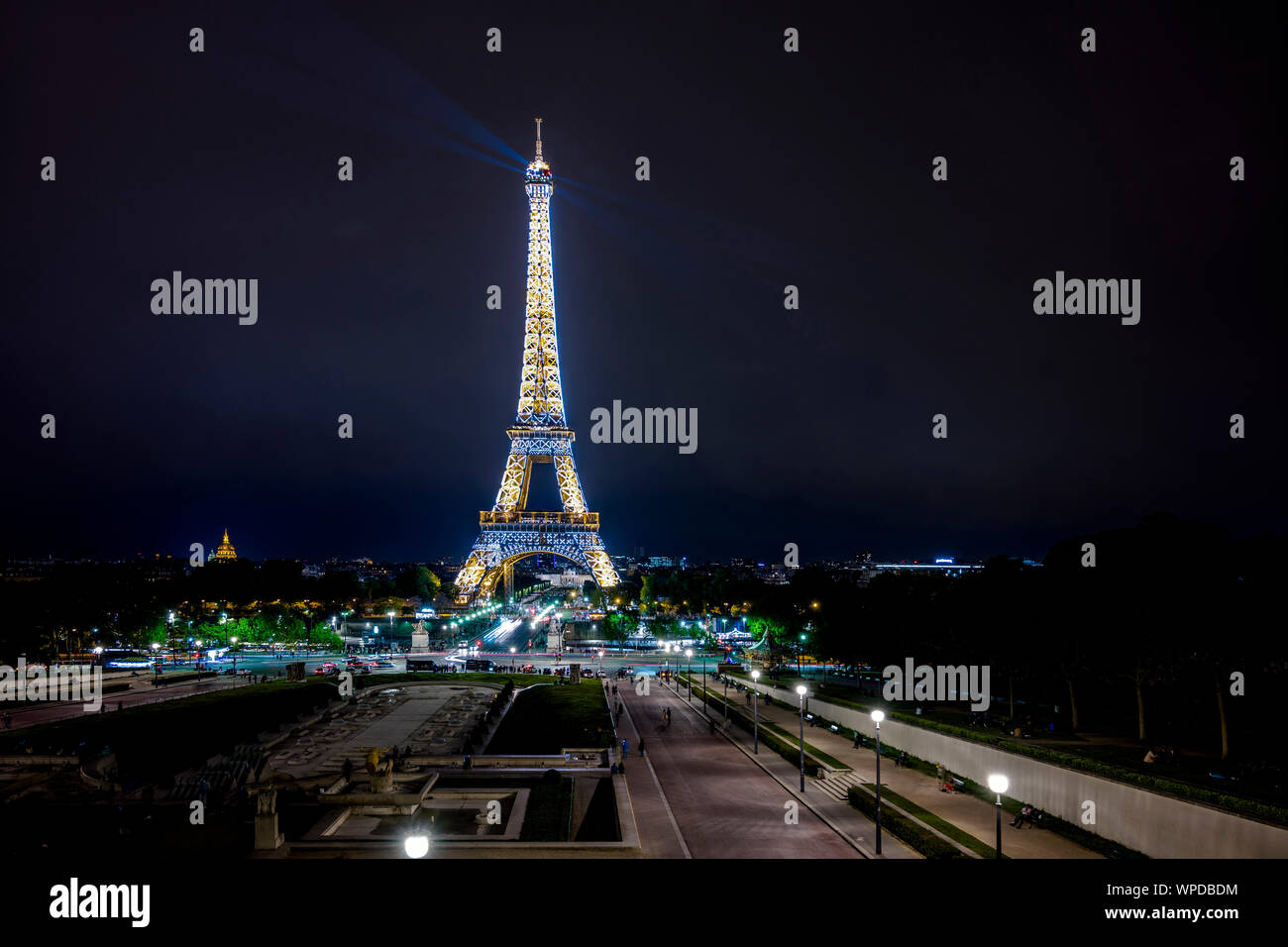 La fierté des Parisiens, la Tour Eiffel avec des lumières scintillantes comme un phare s'élève au-dessus de la ville et montre le chemin pour les touristes de partout dans le Banque D'Images