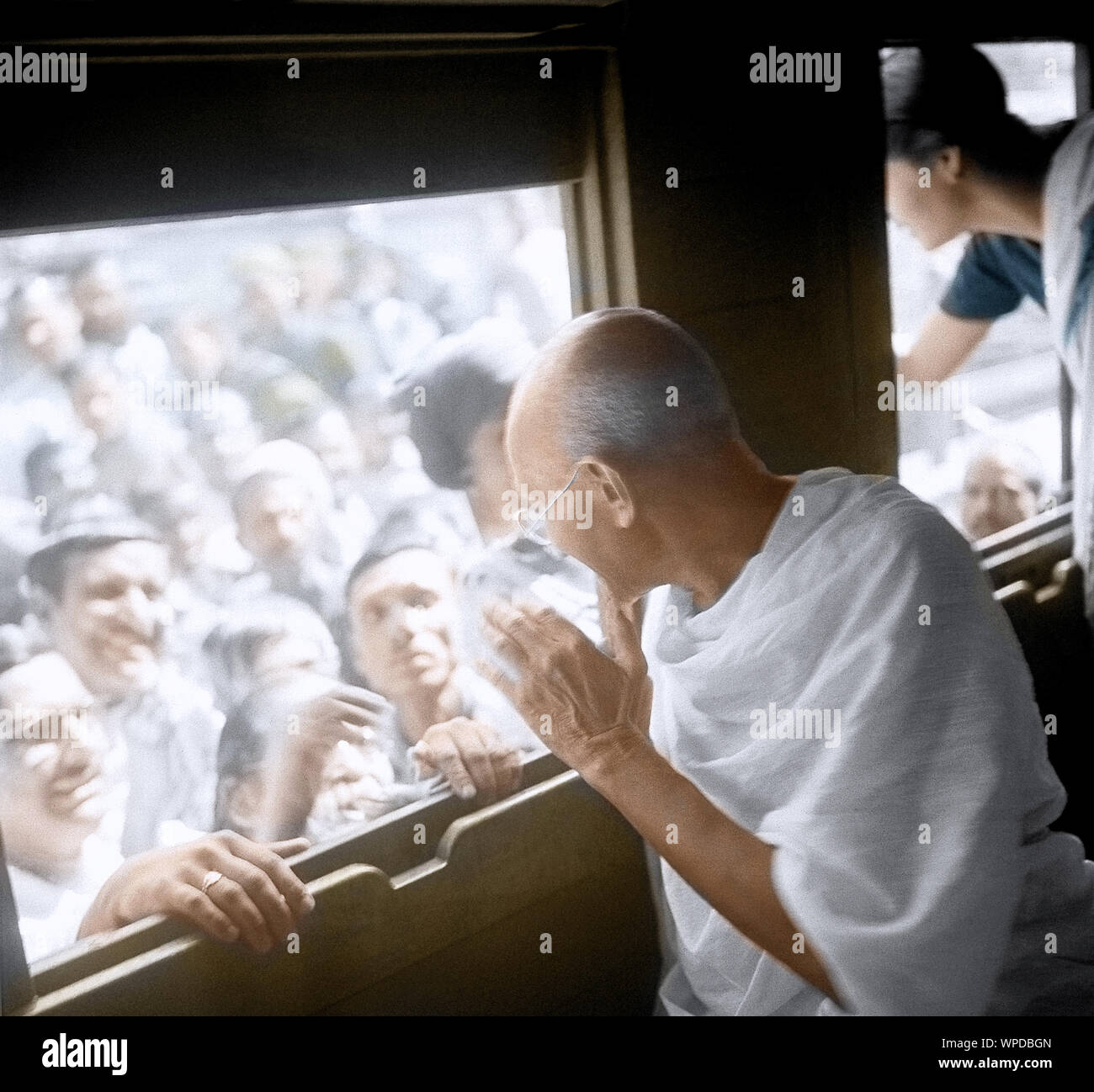 Mahatma Gandhi saluer les gens à travers la fenêtre de la façon d'Allahabad, Inde, Asie, 18 Novembre 1939 Banque D'Images