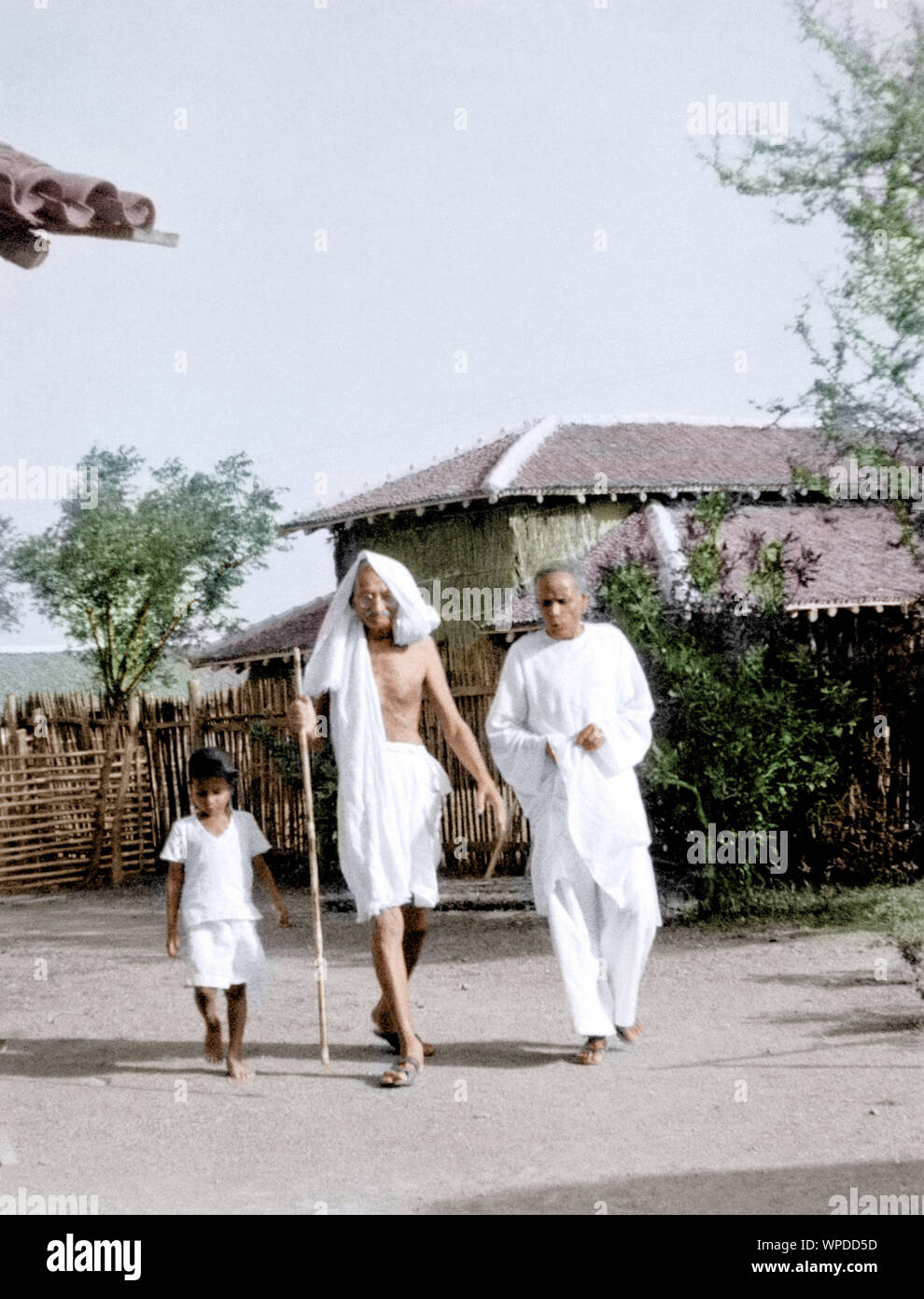 Mahatma Gandhi marcher avec Dr Das et le garçon, Wardha, Inde, Asie, 1940 Banque D'Images