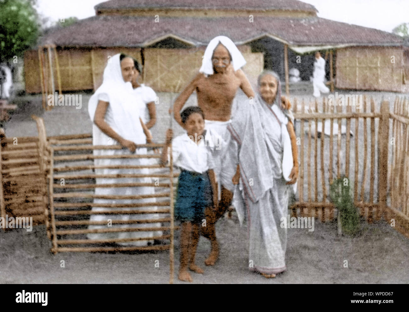 Kasturba Gandhi, et d'autres passant par gate, Wardha, Inde, 1940 Banque D'Images