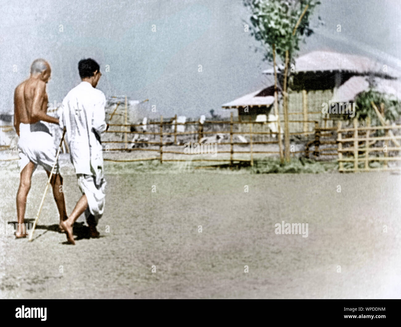 Mahatma Gandhi marcher avec supporter dans le Satyagraha Ashram, Wardha, Inde, Asie, 1940 Banque D'Images