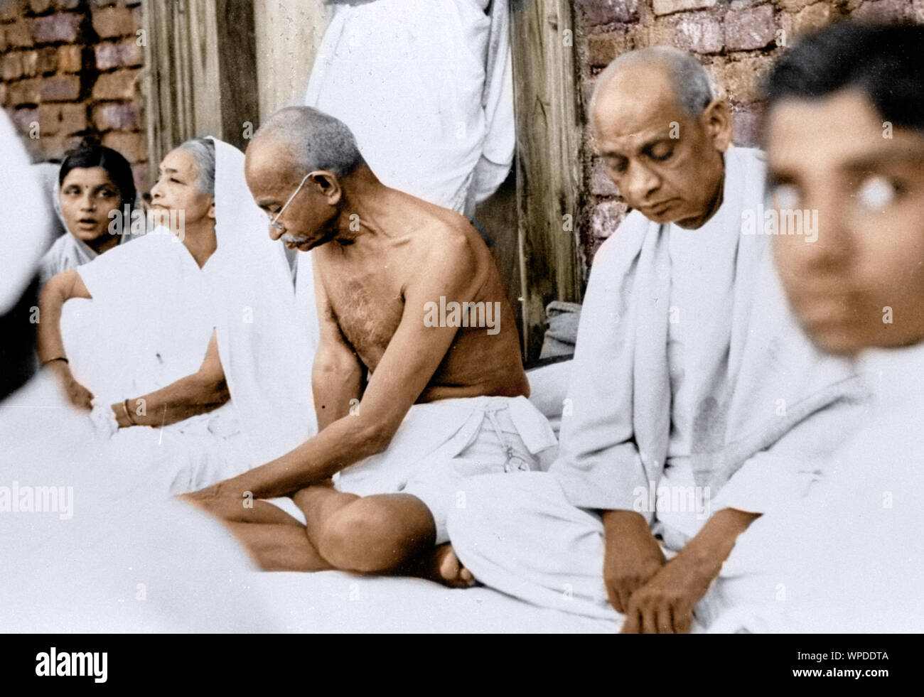 Mahatma Gandhi en rencontre de prière, après avoir visité les villages frappés par l'épidémie dans le Gujarat, Inde, 1940 Banque D'Images