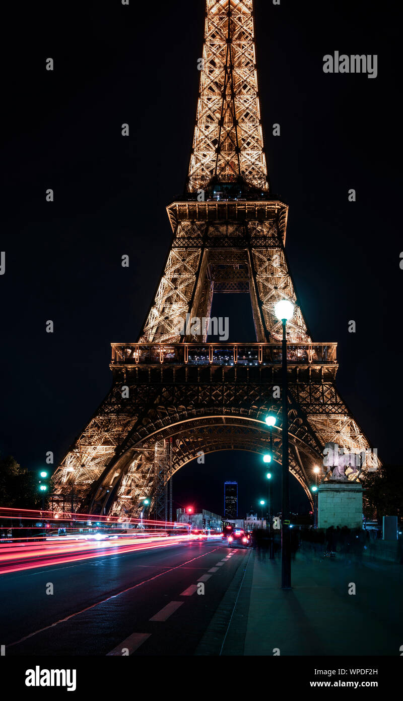 La fierté des Parisiens, de la Tour Eiffel dans un rayon de lumière brillant comme un phare s'élève au-dessus de la ville et montre le chemin pour les touristes Banque D'Images
