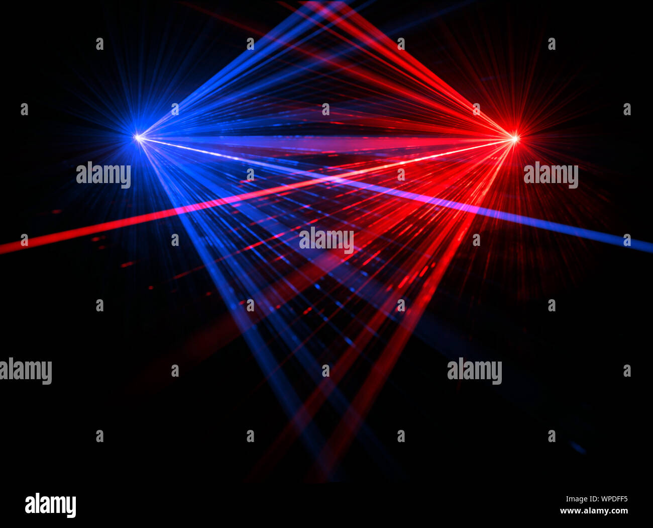 Faisceau laser rouge et bleu les effets de lumière sur fond noir Banque D'Images