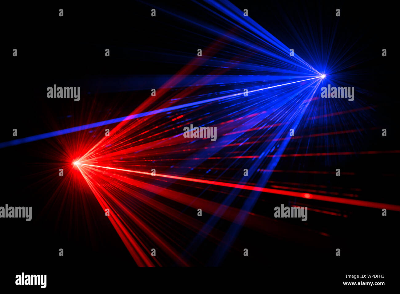 Faisceau laser rouge et bleu les effets de lumière sur fond noir Banque D'Images