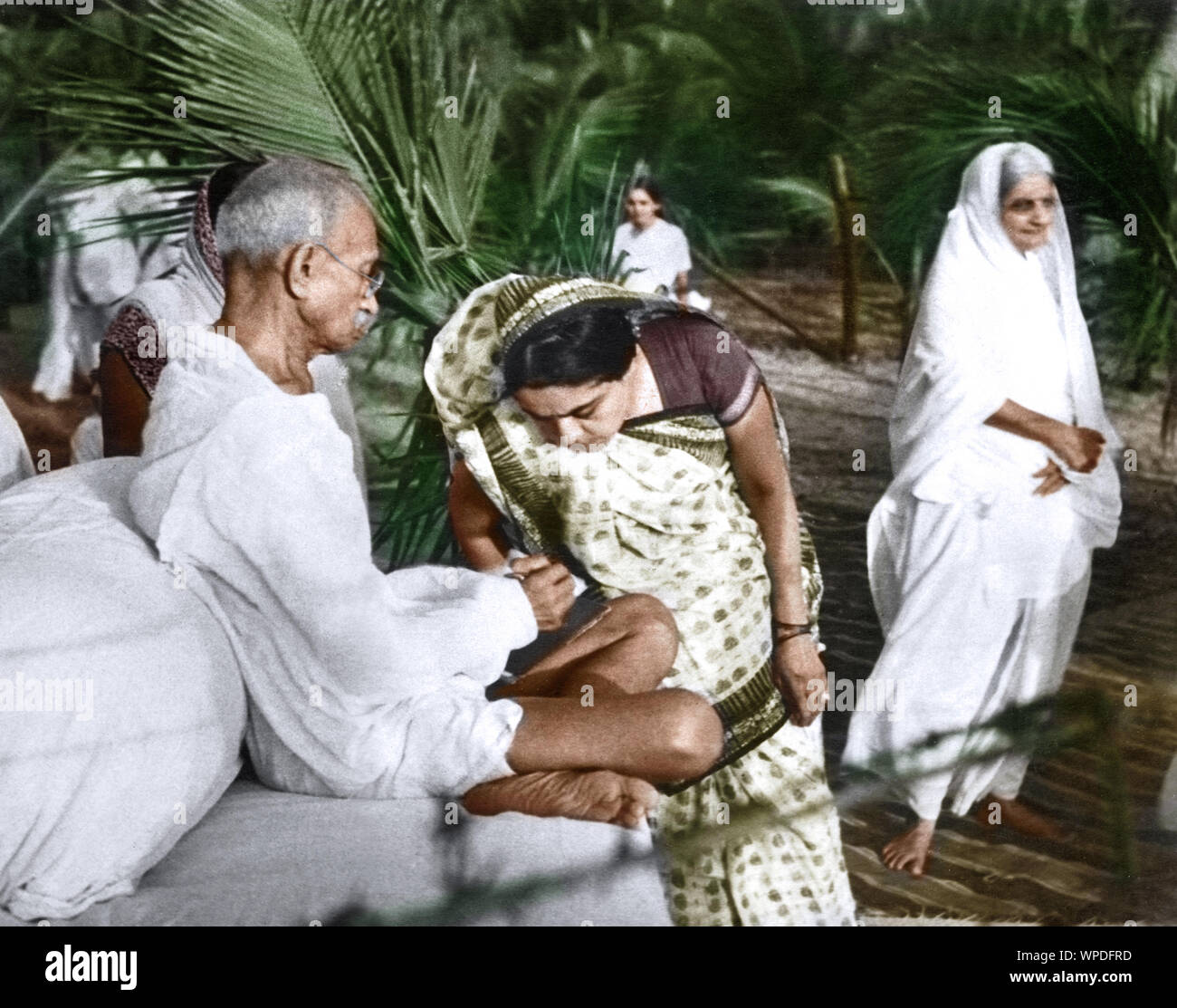 Mahatma Gandhi de signer des autographes à Mumbai, Maharashtra, Inde, Asie, Mai 1944 Banque D'Images