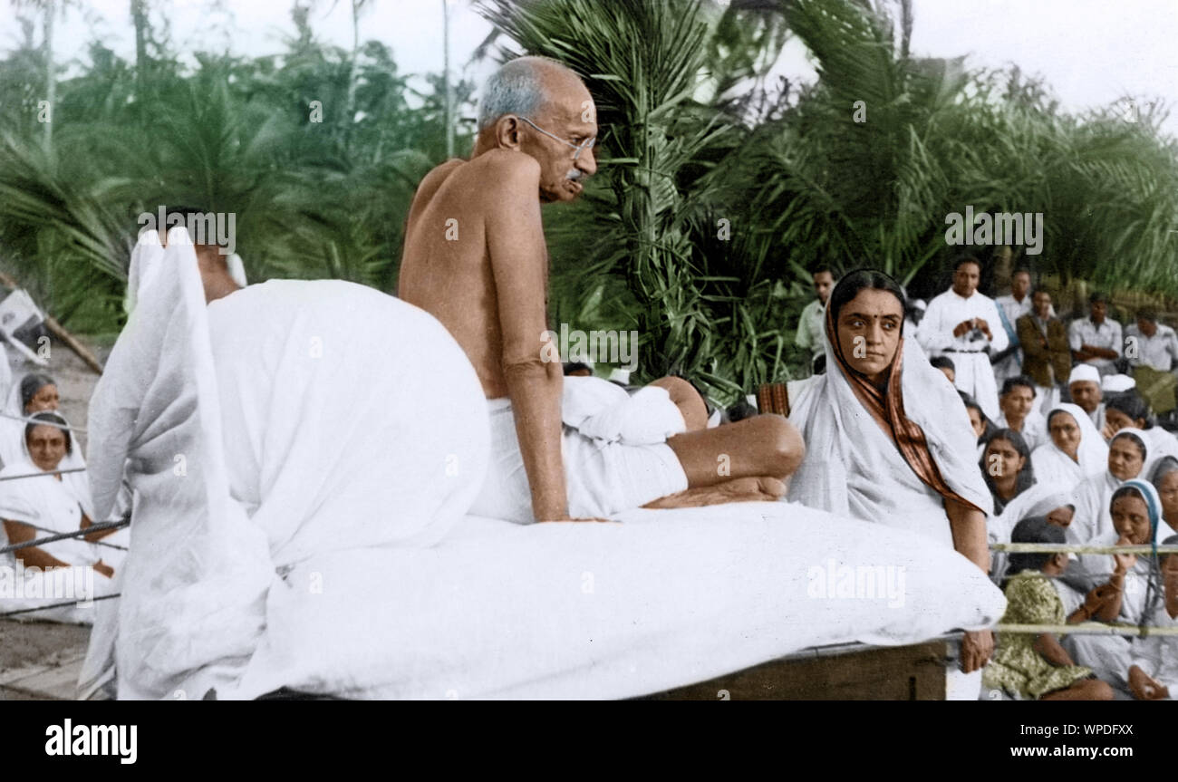 Mahatma Gandhi à la réunion de prière du soir, Juhu Beach, Bombay, Mumbai, Maharashtra, Inde, mai 1944, vieille photo vintage des années 1900 Banque D'Images