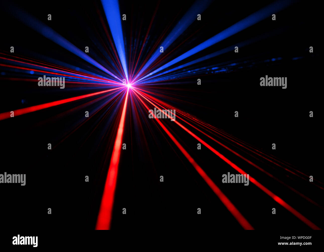 Faisceau laser rouge et bleu les effets de lumière sur fond noir Banque D'Images