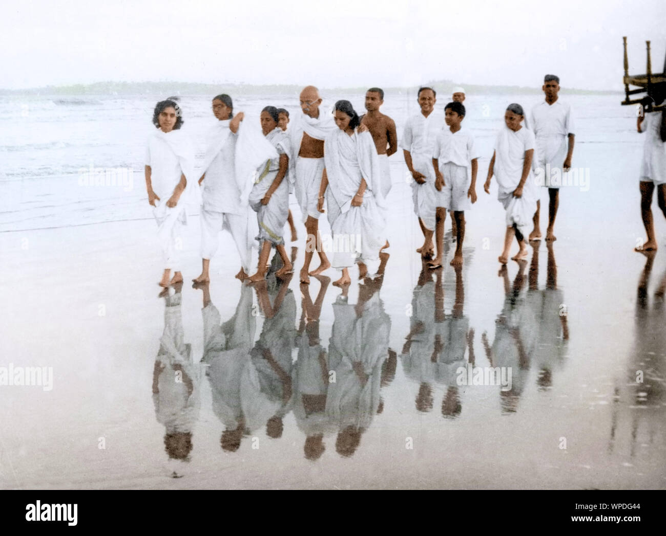 Mahatma Gandhi marchant avec des associés sur Juhu Beach, Bombay, Mumbai, Maharashtra, Inde, Asie, mai 1944, ancienne image de 1900s Banque D'Images