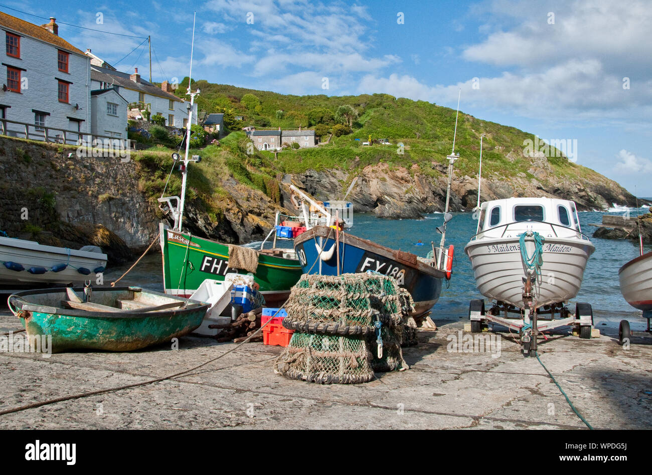 Bateaux de pêche côtière sur cale de Portloe village de pêcheurs. South Cornwall, Angleterre, Royaume-Uni Banque D'Images