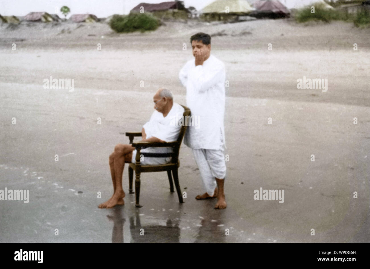 Mahatma Gandhi assis sur la chaise et Devdas Gandhi sur Juhu Beach, Bombay, Mumbai, Maharashtra, Inde, Asia, mai 1944 Banque D'Images