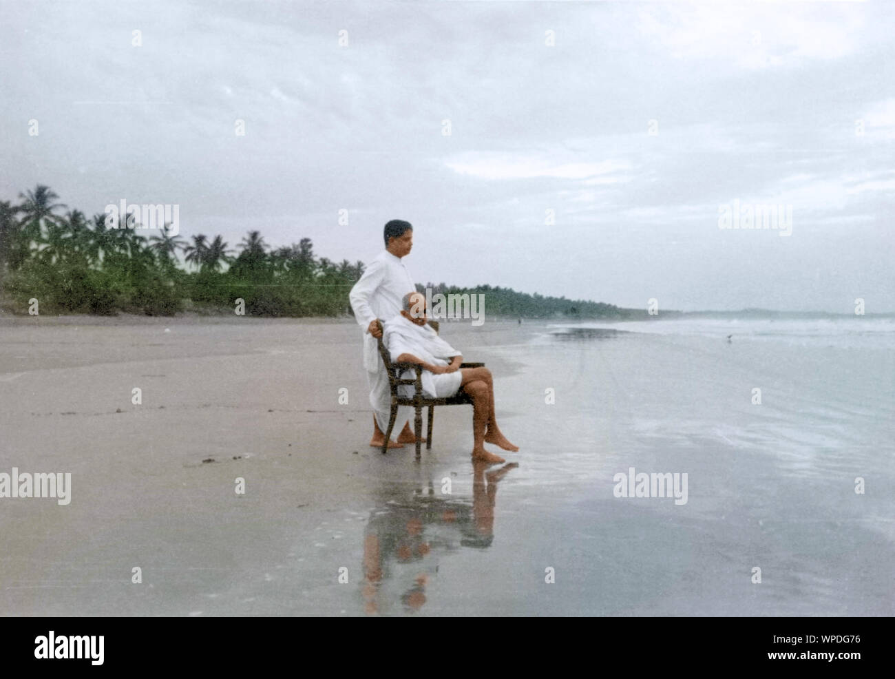 Mahatma Gandhi assis sur une chaise et Devdas Gandhi, Juhu Beach, Mumbai, Maharashtra, Inde, Asie, Mai 1944 Banque D'Images