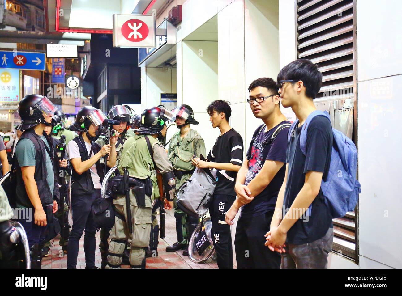 Hong Kong, Chine. 05Th Sep 2019. Ce qui a commencé comme comme une manifestation pacifique a dégénéré lorsque des manifestants et la police d'affrontements à plusieurs endroits à Hong Kong. Ici la police est la vérification d'identité et de jeunes manifestants présumés sacs près de la station de MTR Causeway Bay. Gonzales : Crédit Photo/Alamy Live News Banque D'Images