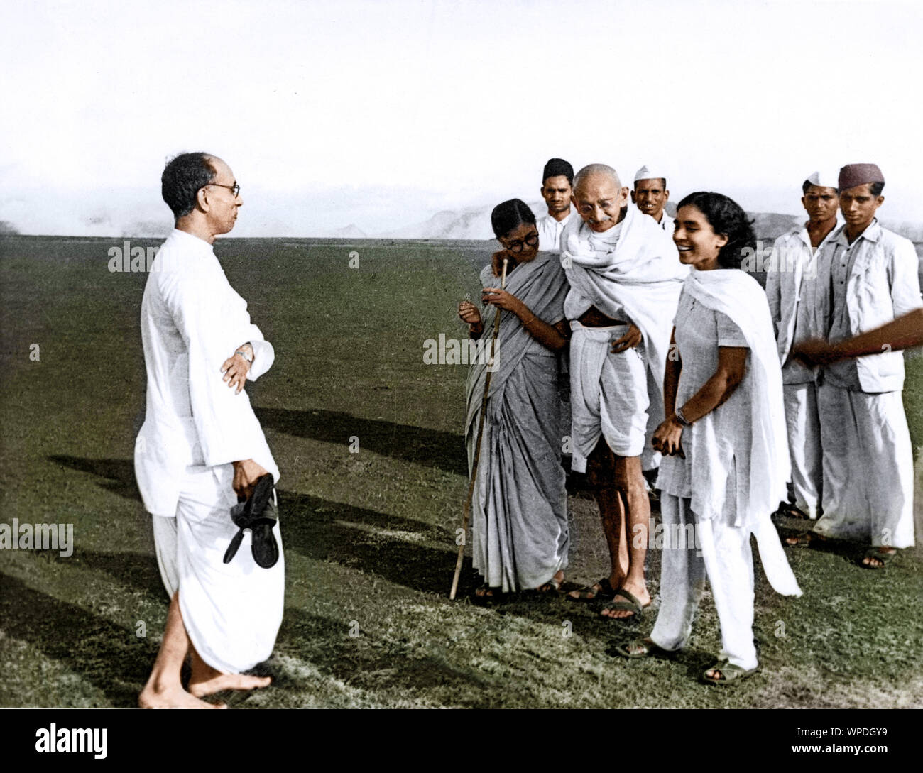 Mahatma Gandhi marcher avec Dr Sushila Nayar et Abha Gandhi, Inde, Asie, Juillet 1944 Banque D'Images