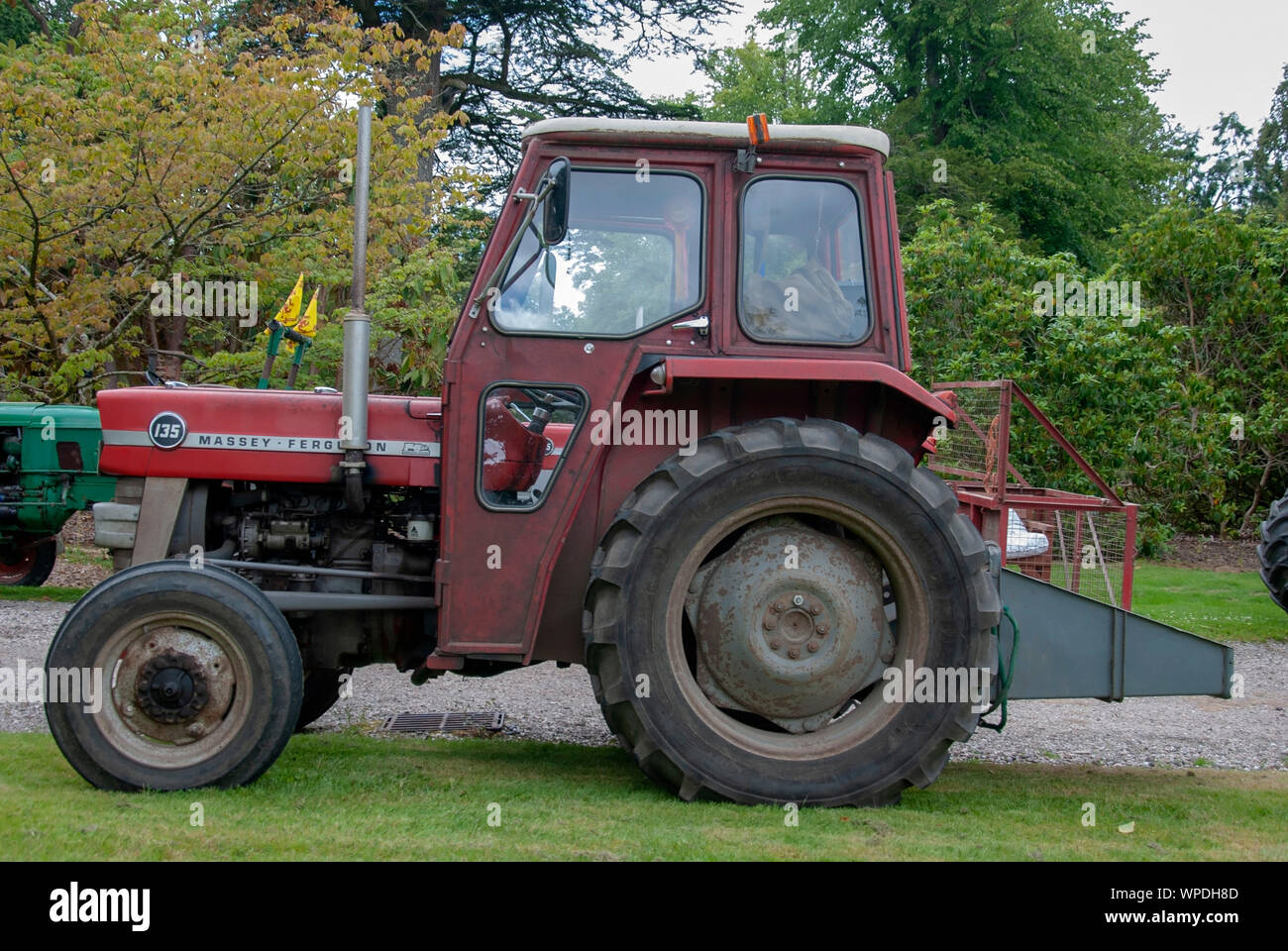 Ancien tracteur massey ferguson 135 Banque de photographies et d’images à haute résolution Alamy