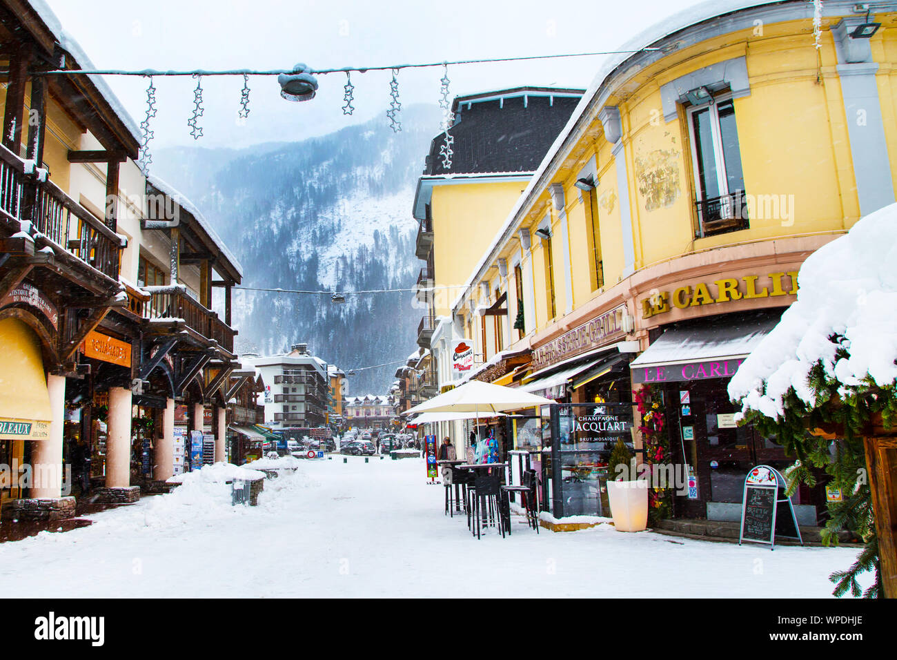 Chamonix, France - 30 janvier 2015 : : Café, restaurant au centre de la ville et vue sur la rue, Chamonix, France Banque D'Images