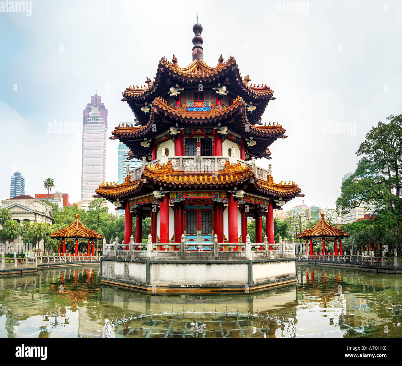 Taipei, Taiwan : La pagode de style chinois sur l étang à 228 Parc de la paix dans la ville de Taipei avec skyscraper en arrière-plan Banque D'Images
