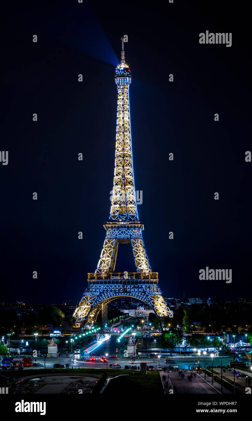 La fierté des Parisiens, de la Tour Eiffel dans un rayon de lumière brillant comme un phare s'élève au-dessus de la ville et montre le chemin pour les touristes Banque D'Images