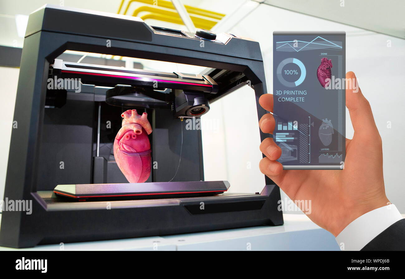 La main avec futuristic smartphone transparent. Demande d'impression d'organes humains dans une imprimante 3D. Banque D'Images