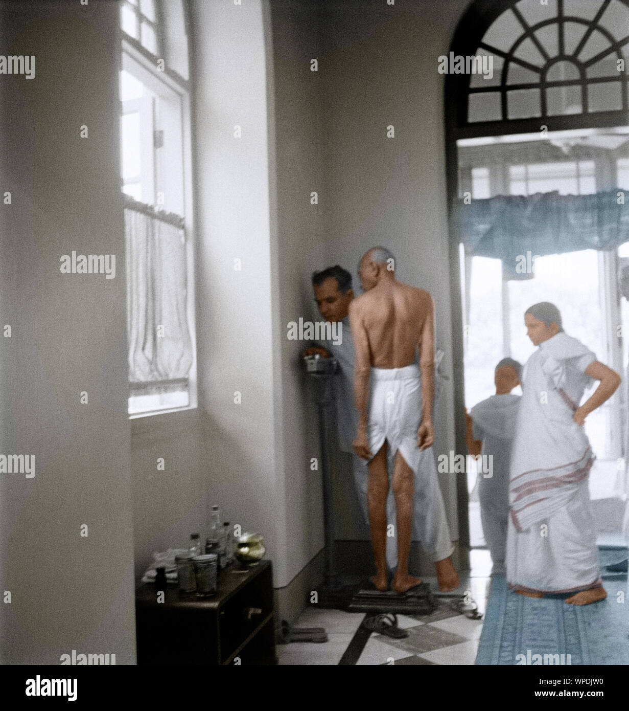 Mahatma Gandhi debout sur l'échelle de pesage, Birla House, Mumbai, Maharashtra, Inde, Asie, Juin 1945 Banque D'Images